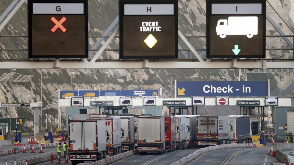 JB 33 Dover - Nákladné autá vstupujú na trajektový terminál v prístave v anglickom meste Dover 31. decembra 2020. Osud Británie