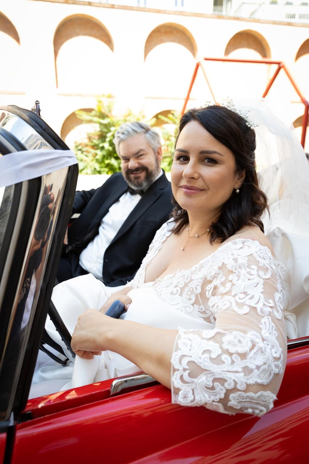 Petra ako nevesta, ktorá sa vydáva za profesora, ktorého hrá Samo Trnka.