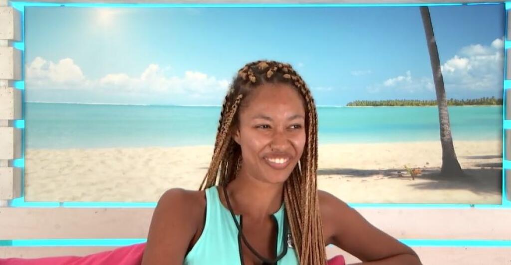 Aicha z Love Island bez mejkapu.