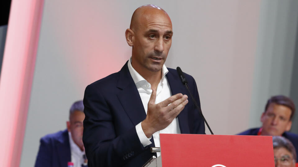 Luis Rubiales z postu šéfa španielskeho futbalu odísť nechce a obvinenia voči svojej osobe odmieta.