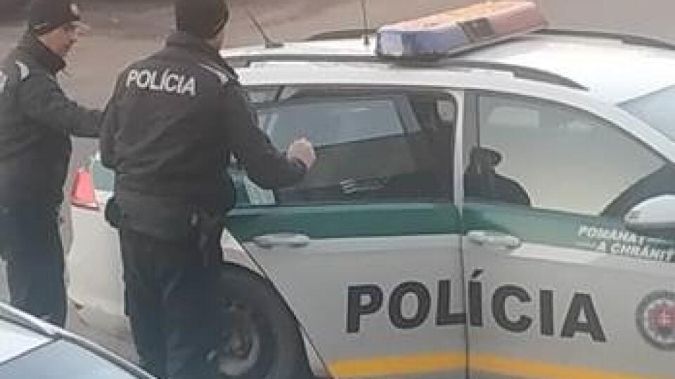 Polícia už nebezpečného muža zadržala.