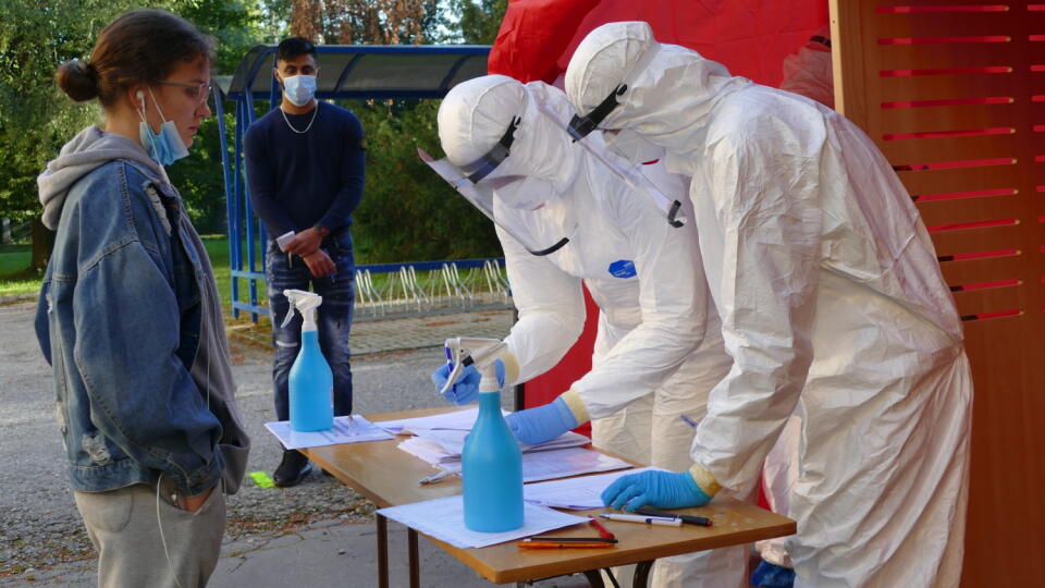 Na snímke testovanie zahraničných študentov pred budovou Centra pre biomedicínu (BioMed) Jesseniovej lekárskej fakulty UK v Martine dňa 8. septembra 2020.