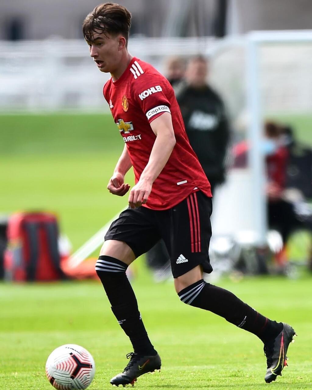 Hoci mal na stole ponuky z viacerých európskych veľkoklubov, pred piatimi rokmi sa upísal Manchestru United. Rodák z Vranova nad Topľou Martin Šviderský tak dnes trénuje s hviezdnym Cristianom Ronaldom či Marcusom Rashfordom, a v tíme do 23 rokov čaká na svoju príležitosť nastúpiť po ich boku aj v súťažnom zápase.