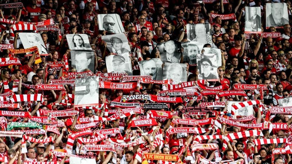 Fanúšikovia Unionu Berlín priniesli na historický zápas svojho obľúbeného klubu fotografie zosnulých priaznivcov klubu.