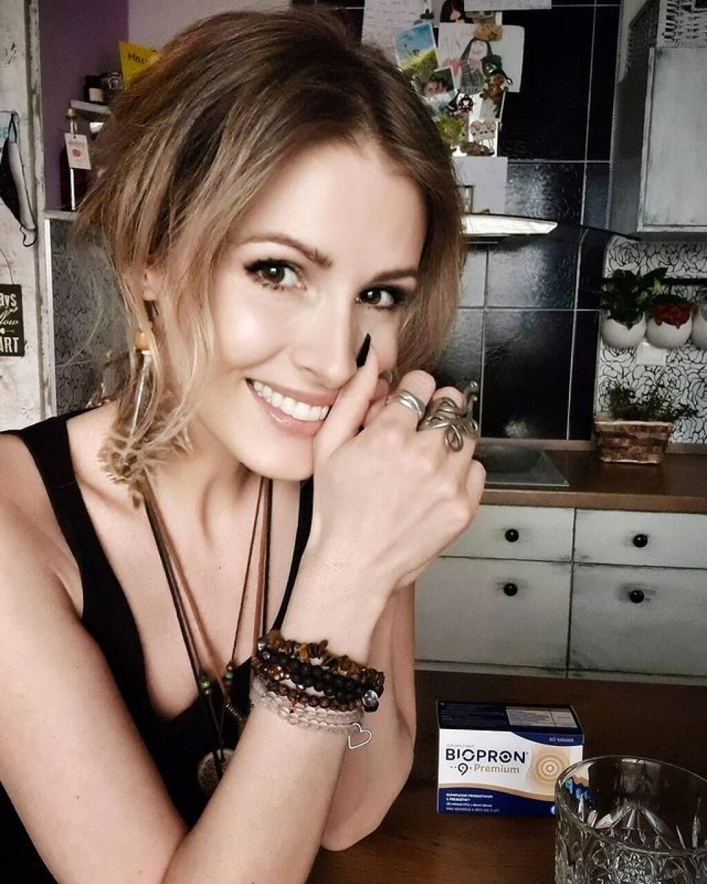 Kuchyňa bola pôvodne čierna, toto je jen novšia verzia. Mirka si prerábala kuchyňu sama...