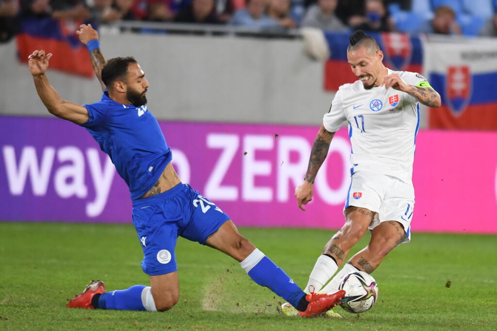 Na snímke vpravo slovenský stredopoliar Marek Hamšík, vľavo cyperský stredopoliar Grigoris Kastanos v zápase H-skupiny kvalifikácie MS 2022 vo futbale Slovensko - Cyprus v Bratislave 7. septembra 2021. FOTO TASR - Martin Baumann