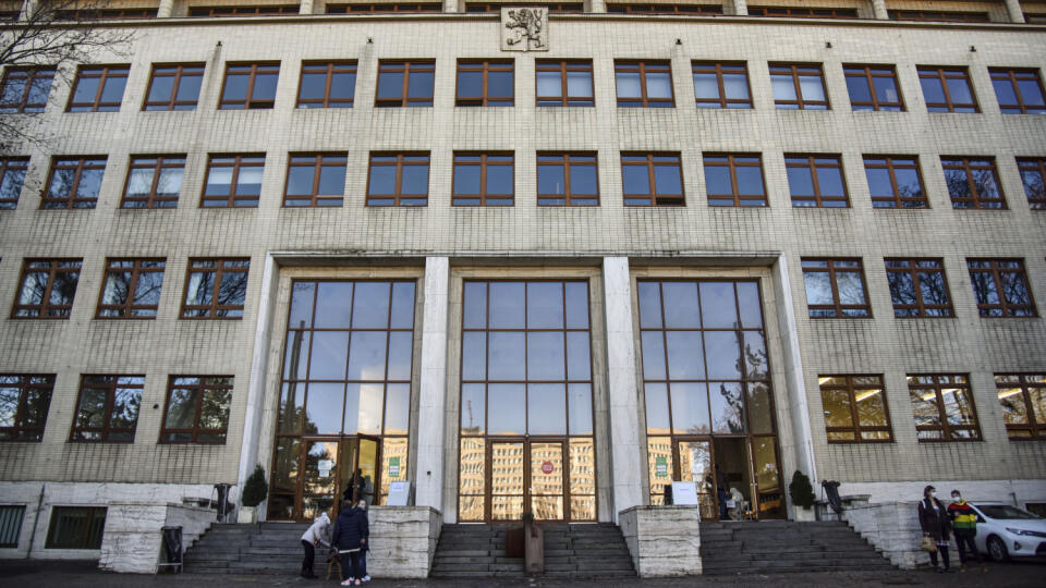 Na snímke budova Fakulty architektúry a dizajnu Slovenskej technickej univerzity (STU) v Bratislave na Námestí Slobody, v ktorej je odberné miesto pre antigénové testovanie 30. januára 2021 v Bratislave. FOTO TASR - Pavol Zachar