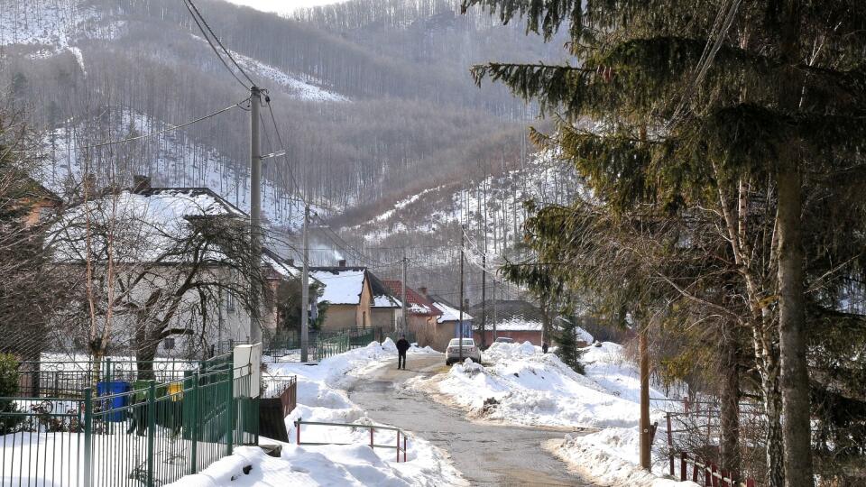 Kým na juhu sa už hlási o slovo jar, v Zlatej Bani stále vládne zima.