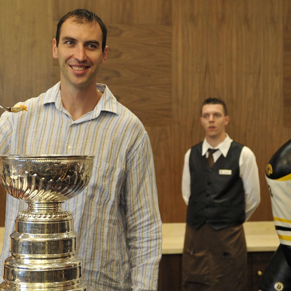 Zdeno Chára si z najslávnejšej hokejovej trofeje pochutil na ryžovom nákype.