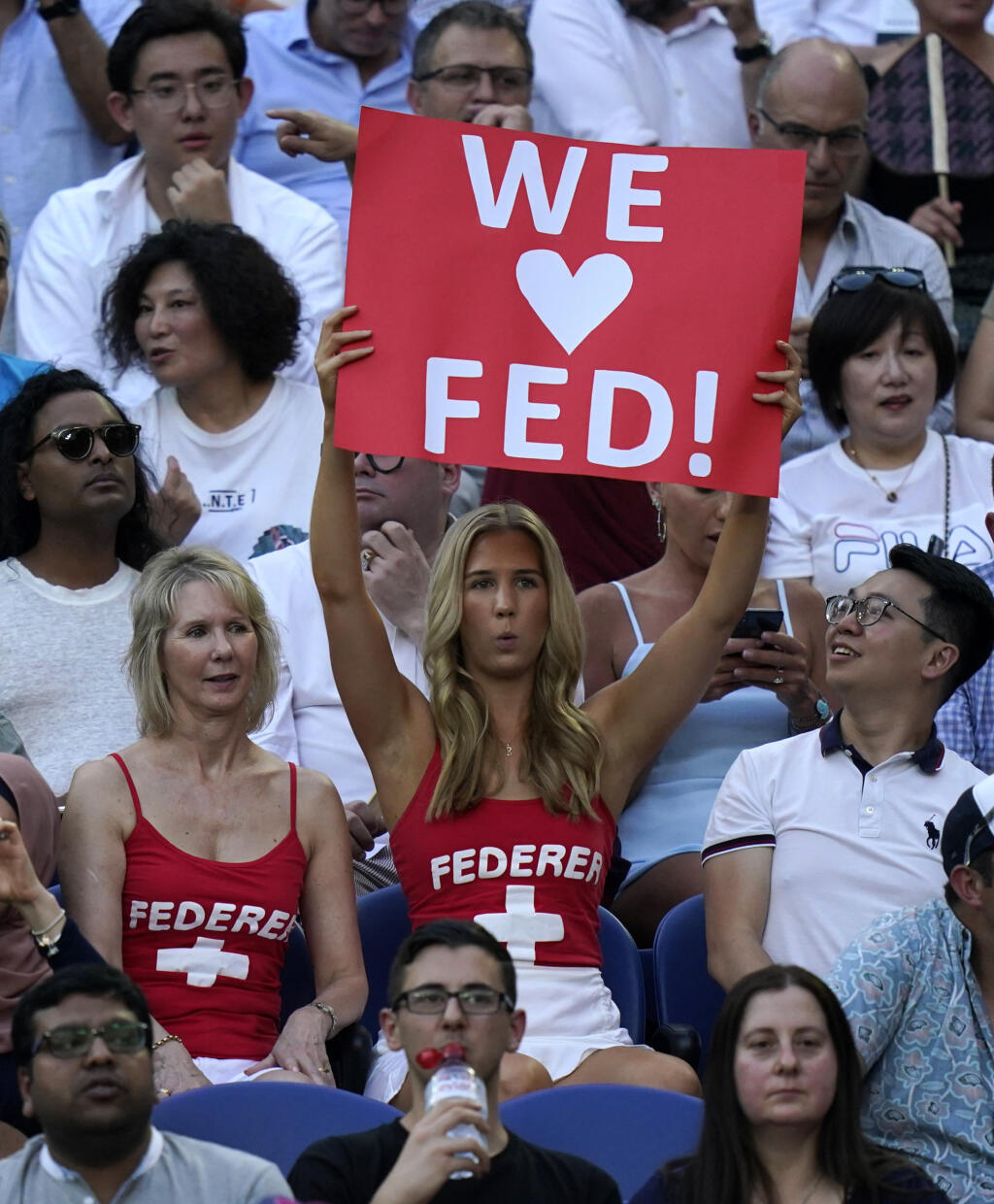 Tenisové fanúšičky švajčiarskeho tenistu Rogera Federera povzbudzujú v semifinále mužskej dvojhry proti Srbovi Novakovi Djokovičovi na grandslamovom turnaji Autralian Open v Melbourne 30. januára 2020.
