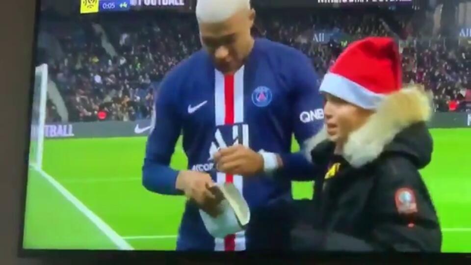 Mbappe ukázal vo víkendovom zápase, aké má veľké srdce: Pozrite ako potešil malého chlapca