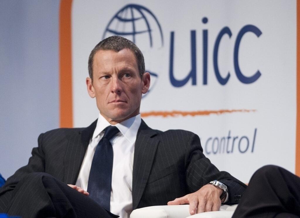 Lance Armstrong dostal doživotný zákaz profesionálnej kariéry a odobrali mu všetky žlté dresy z Tour de France za tom keď sa prevalil škandál s tým, že dlhé roky užíval zakázané látky.