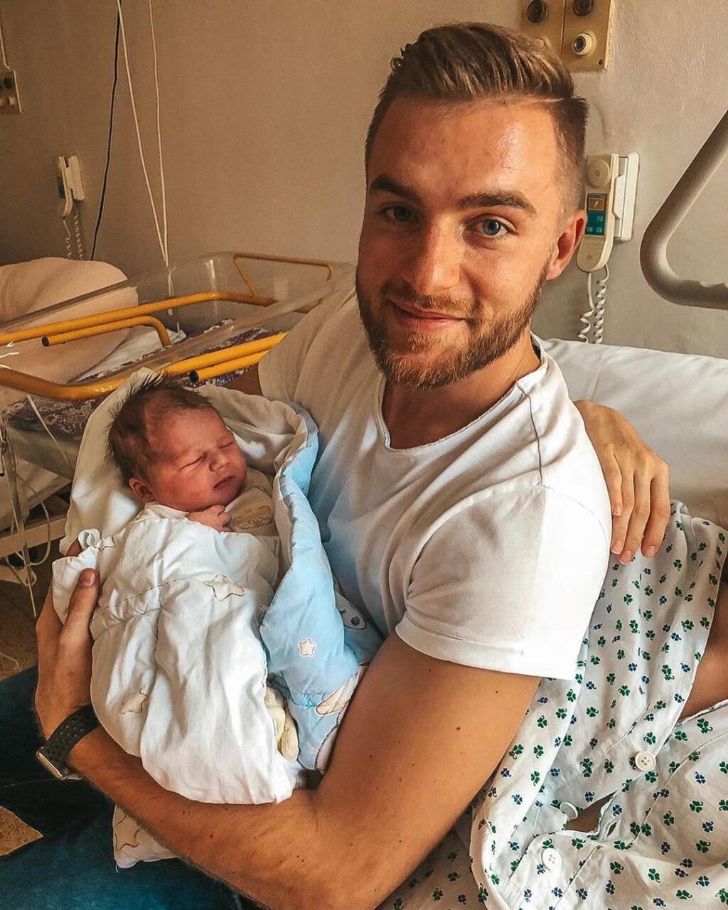 Hokejista Adam Jánošík sa so synom Alexom fotil rovno v nemocnici.