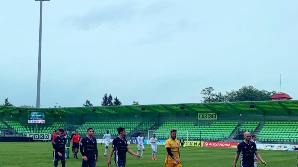 Traja futbalisti MFK Karviná a jeden člen vedenia klubu mali pozitívny test na koronavírus. Tamojší hygienici vo štvrtok večer rozhodli, že celý tím musí ísť do povinnej dvojtýždňovej karantény.