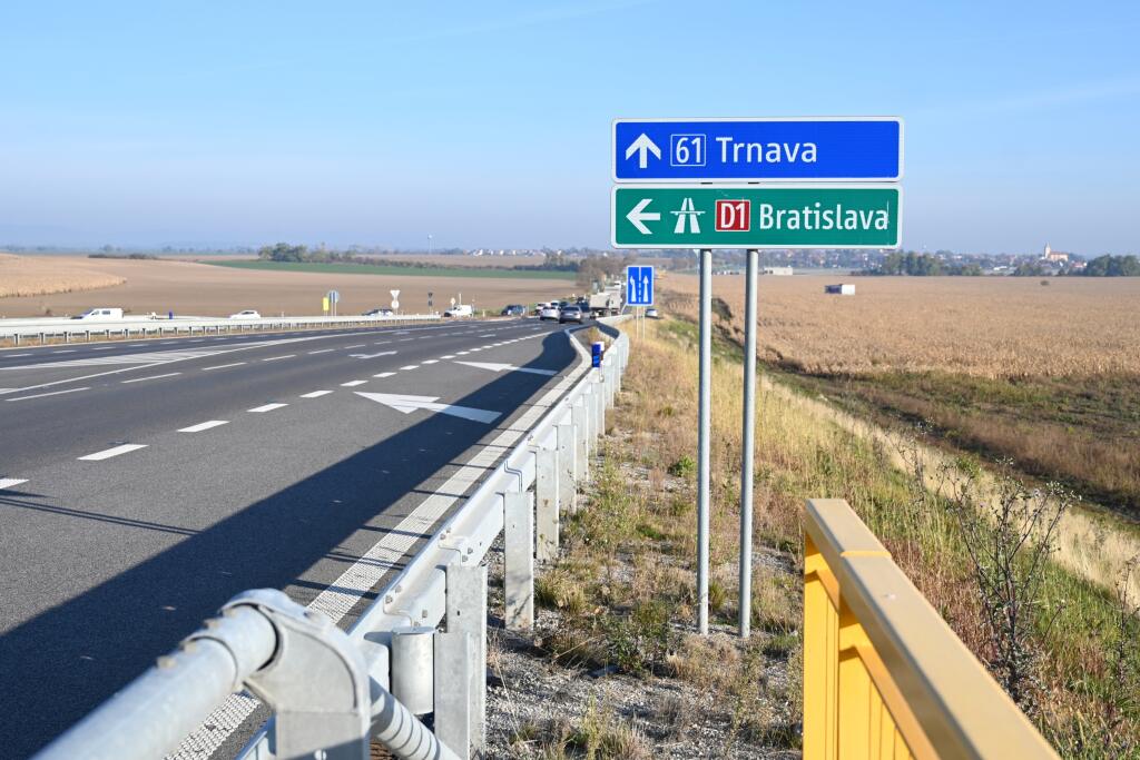 Na snímke smerová tabuľa Trnava a Bratislava pri diaľničnom nadjazde pri Senci v stredu 27. októbra 2021. FOTO TASR - Lukáš Grinaj