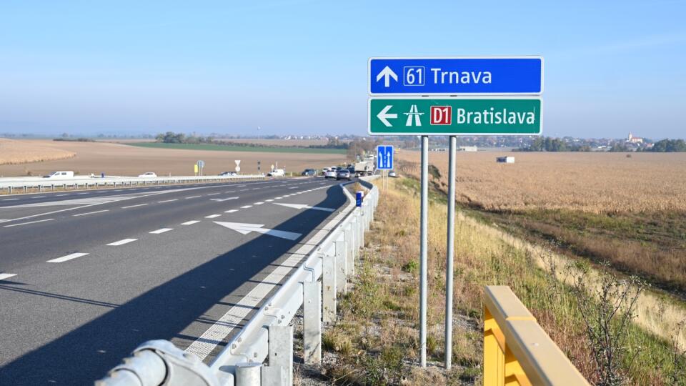 Na snímke smerová tabuľa Trnava a Bratislava pri diaľničnom nadjazde pri Senci v stredu 27. októbra 2021. FOTO TASR - Lukáš Grinaj