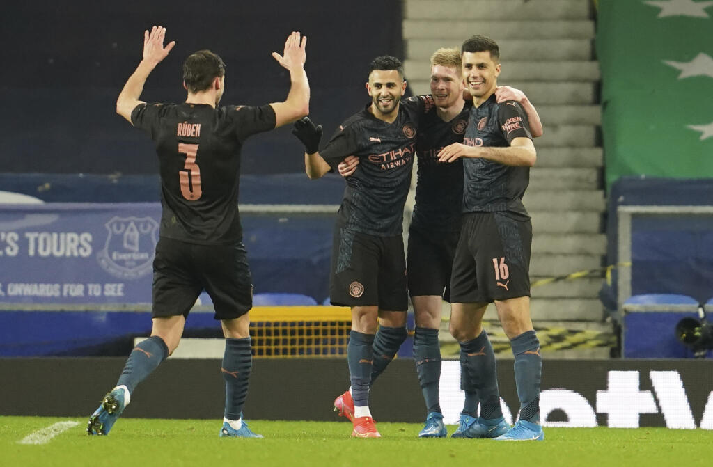 JB 35 Liverpool - Hráč Manchesteru City Kevin De Bruyne (druhý sprava) oslavuje so spoluhráčmi druhý gól vo futbalovom zápase štvrťfinále Pohára FA FC Everton - Manchester City v Liverpooli 20. marca 2021. FOTO TASR/AP
Manchester City's Kevin De Bruyne, second right, celebrates after scoring his side's second goal during the English FA Cup sixth round soccer match between Everton and Manchester City at Goodison Park in Liverpool, England, Saturday, March 20, 2021. (AP Photo/Jon Super, Pool)