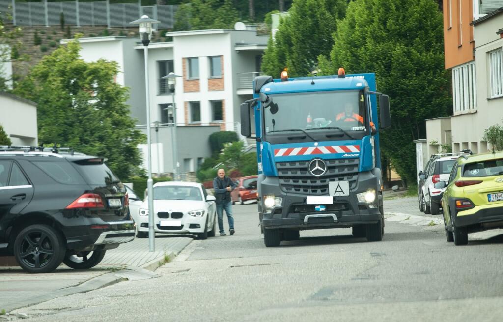 Rodičia Mariána Gáboríka prišli pozrieť svoju vnučku Bellu a otec nášho hokejistu Pavel aj s mamou Silviou sa vo vnútri zdržali niekoľko desiatok minút.