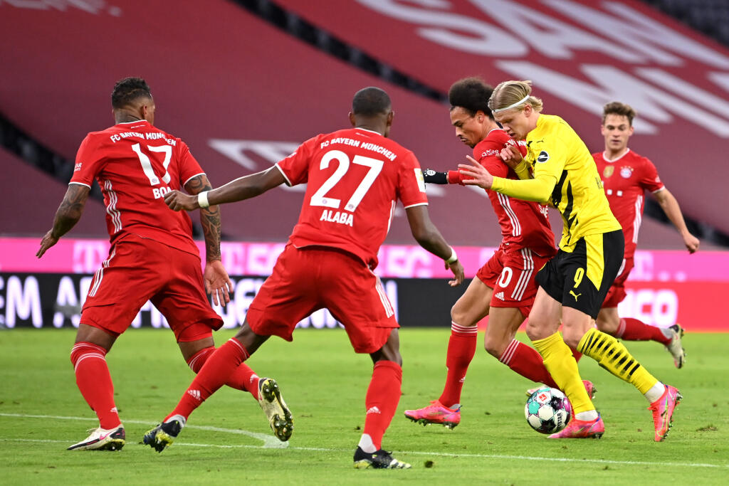 Futbalisti Bayernu Mníchov zvíťazili v sobotňajšom šlágri 24. kola najvyššej nemeckej bundesligy na domácej pôde nad Borussiu Dortmund 4:2. Na čele tabuľky majú dvojbodový náskok pred RB Lipsko.