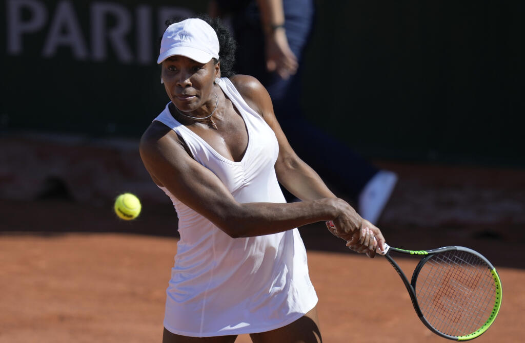KK19 Paríž - Americká tenistka Venus Williamsová odvracia loptičku Ruske Jekaterine Alexandrovovej v 1. kole ženskej dvojhry na grandslamovom turnaji Roland Garros v Paríži v utorok 1. júna 2021. FOTO TASR/AP
United States Venus Williams plays a return to Russia's Ekaterina Alexandrova during their first round match on day three of the French Open tennis tournament at Roland Garros in Paris, France, Tuesday, June 1, 2021. (AP Photo/Thibault Camus)