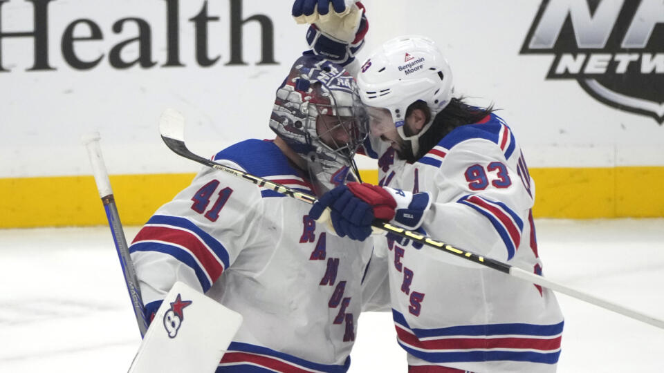 EBE 14 Sunrise - Na snímke vľavo slovenský brankár Rangers Jaroslav Halák a vpravo jeho spoluhráč Mika Zibanejad sa objímajú po zápase hokejovej NHL Florida Panthers - New York Rangers v noci na 2. januára 2022. FOTO TASR/AP
New York Rangers goaltender Jaroslav Halak (41) and center Mika Zibanejad (93) hug after an NHL hockey game against the Florida Panthers, Sunday, Jan. 1, 2023, in Sunrise, Fla. The Rangers won 5-3. (AP Photo/Lynne Sladky)
