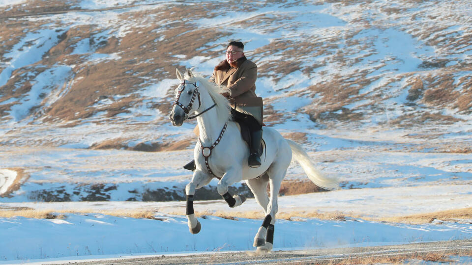 Kim Čong-un jazdí na bielom koni.