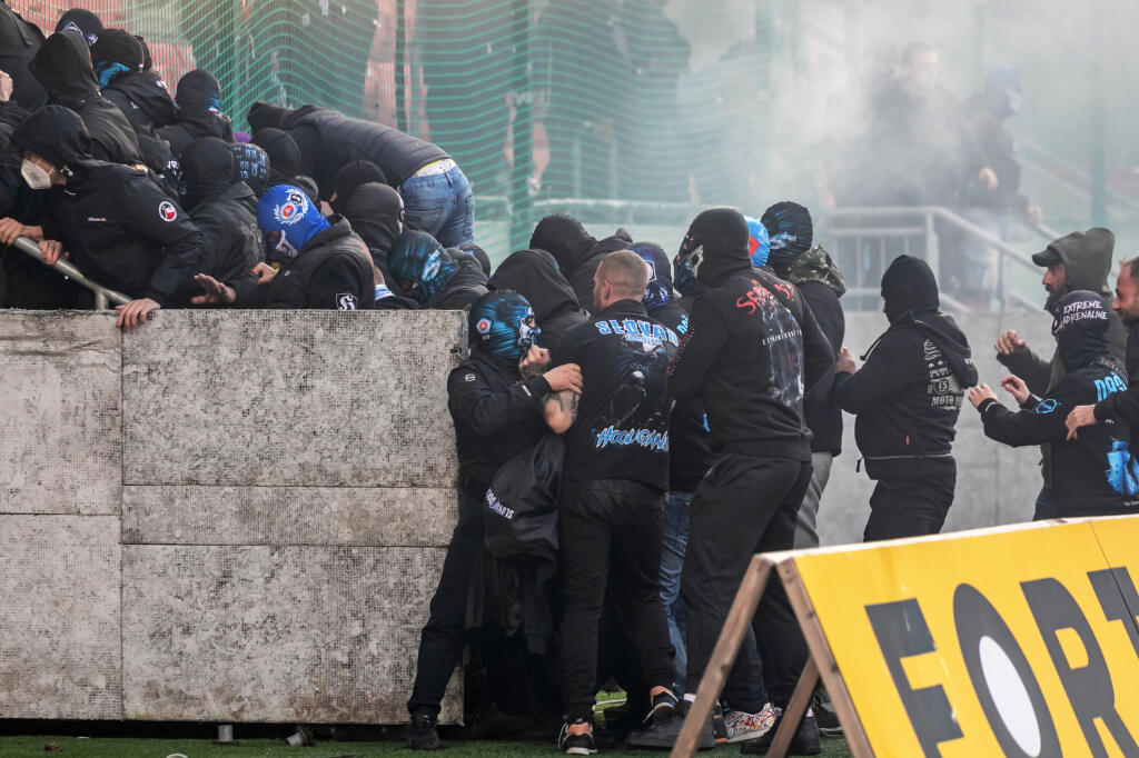 Na snímke je futbalový zápas medzi FC Spartak Trnava a ŠK Slovan Bratislava, ktorý sa skončil predčasne a fanúšikovia obidvoch táborov vnikli na hraciu plochu.