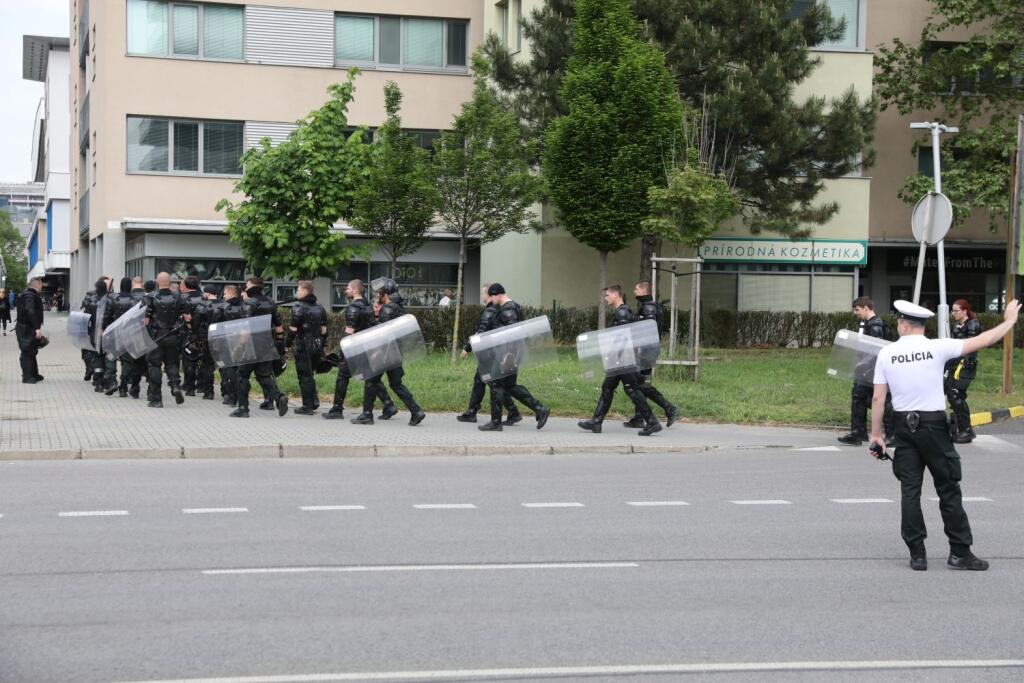 Finále Slovnaft Cupu medzi Slovanom Bratislava a Spartakom Trnava sprevádzali prísne opatrenia. Takto to vyzeralo v uliciach hlavného mesta pred príchodom fanúšikov Spartaka.
