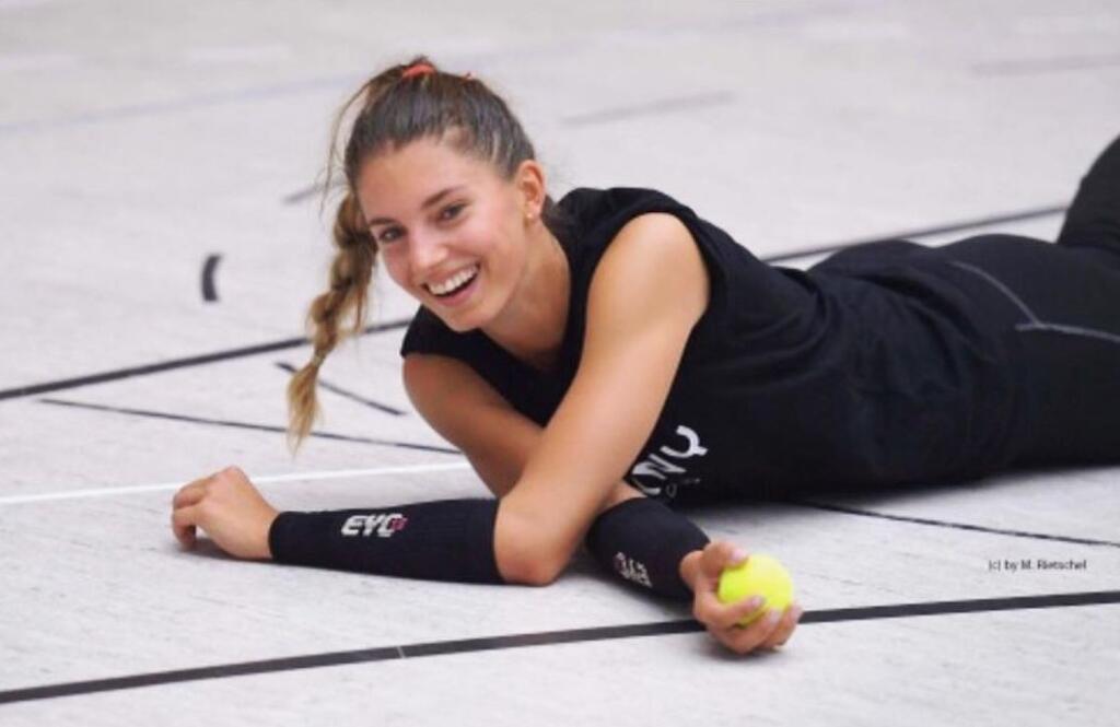 Nikola Radosová patrí k najkrajším slovenským volejbalistkám a svojim dokonalým vzhľadom zaujala na aj nedávnom európskom šampionáte.
