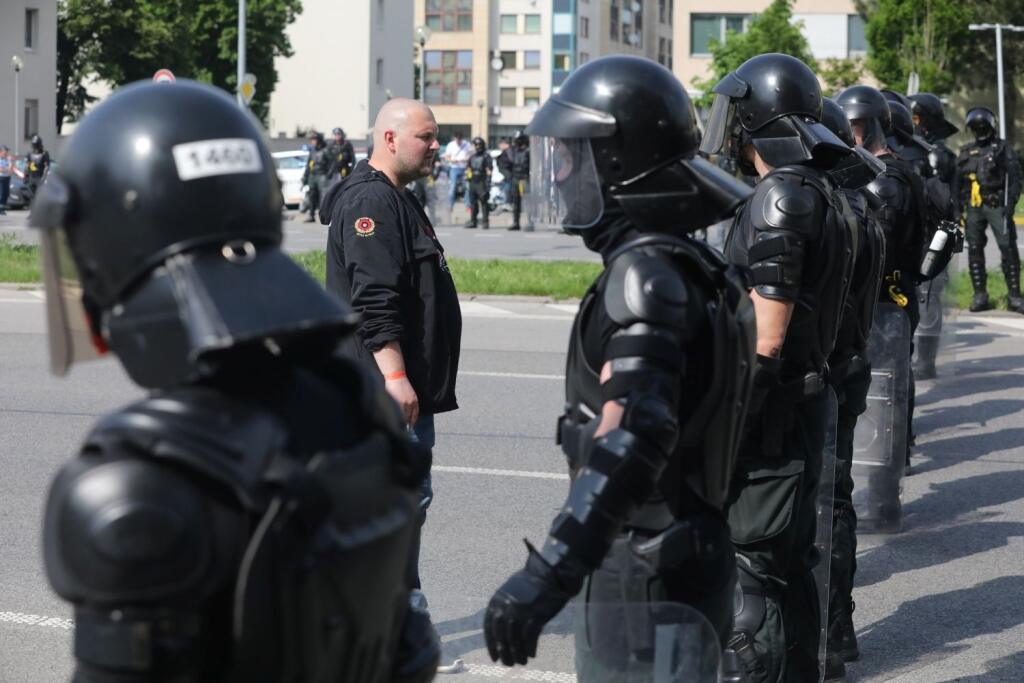Finále Slovnaft Cupu medzi Slovanom Bratislava a Spartakom Trnava sprevádzali prísne opatrenia. Takto to vyzeralo v uliciach hlavného mesta pred príchodom fanúšikov Spartaka.