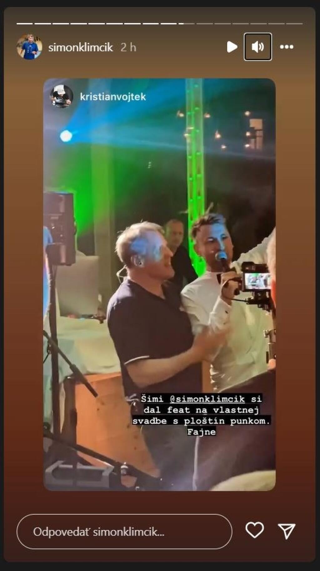 Do tanca a do spevu hrala slovenská skupina Ploštín Punk, ktorá mladomanželov a svadobných hostí dostala do varu. Šimon Klimčík si s nimi zaspieval jednu z ich piesní.