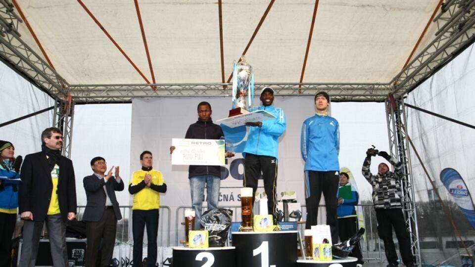 VÍŤAZ: Napriek
zime vytvoril Isaac
Cheruiyot Chesiny
nový traťový rekord.