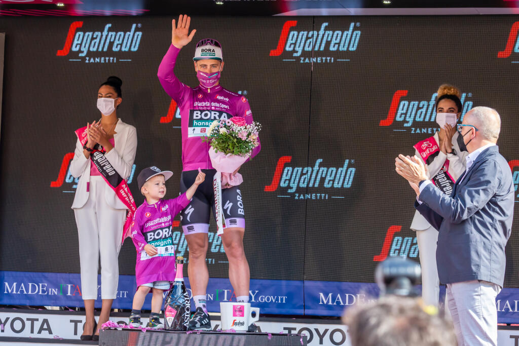 Saganov syn nechýbal ani na Giro d'Italia, kde jeho otec získal cyklámenový dres.