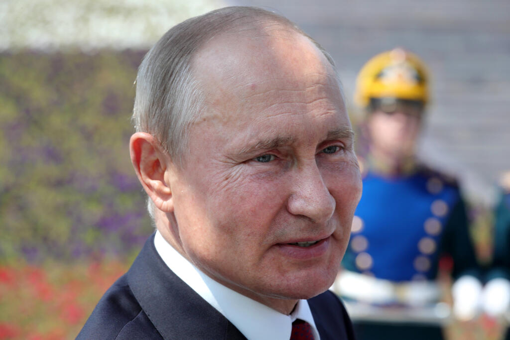 JB 1 Moskva - Ruský prezident Vladimir Putin počas ceremoniálu odovzdávania medailí Zlaté hviezdy hrdinom práce pri príležitosti Dňa Ruska v Moskve 12. júna 2020. Rusko si v piatok pripomína 30 rokov od prijatia Deklarácie o štátnej suverenite Ruskej sovietskej federatívnej socialistickej republiky (RSFSR). Prezident Vladimir Putin sa pri príležitosti Dňa Ruska objavil na verejnosti prvýkrát od vypuknutia koronavírusovej pandémie. Putin sa pri tejto príležitosti zúčastnil na ceremónii v Parku ví