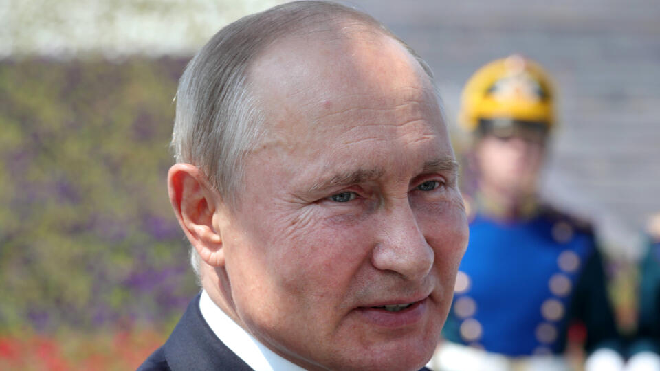 JB 1 Moskva - Ruský prezident Vladimir Putin počas ceremoniálu odovzdávania medailí Zlaté hviezdy hrdinom práce pri príležitosti Dňa Ruska v Moskve 12. júna 2020. Rusko si v piatok pripomína 30 rokov od prijatia Deklarácie o štátnej suverenite Ruskej sovietskej federatívnej socialistickej republiky (RSFSR). Prezident Vladimir Putin sa pri príležitosti Dňa Ruska objavil na verejnosti prvýkrát od vypuknutia koronavírusovej pandémie. Putin sa pri tejto príležitosti zúčastnil na ceremónii v Parku ví