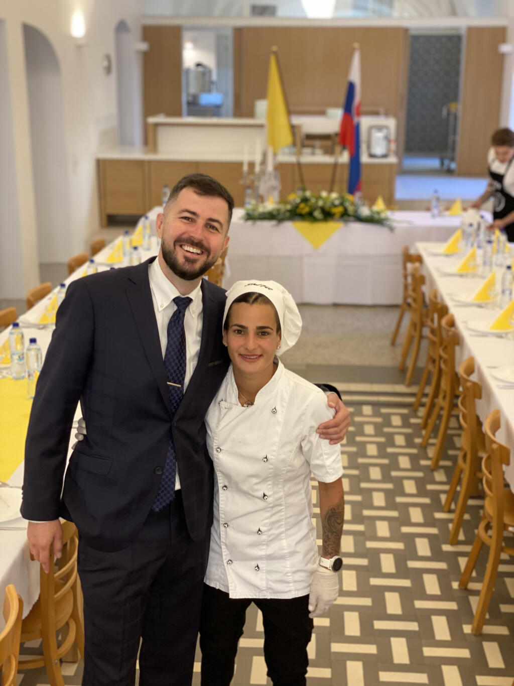 Nad možnosťou variť pre pápeža počas jeho návštevy v Bratislave ani chvíľu neváhala. Na snímke s Michalovi Fajnom, ktorému je za túto príležitosť nesmierne vďačná.