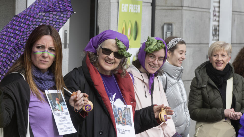 Wa 30 Madrid - Demonštrantky sa držia za ruky a vytvárajú ľudskú reťaz počas feministického protestu v Madride 8. februára 2020. FOTO TASR/AP

Demonstrators form a human chain during a feminist protest in Madrid, Spain, Saturday, Feb. 8, 2020, to demand social rights,  and to address climate change and other grievances. Posters highlight news of woman protesters who have disappeared or been killed in other parts of the World.  (AP Photo/Paul White)