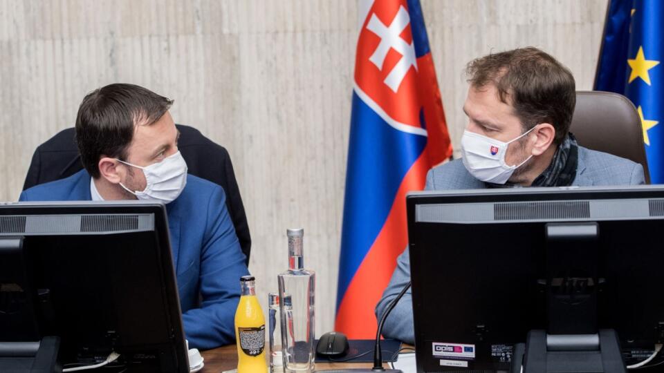 Na snímke sprava predseda vlády SR Igor Matovič a minister finanacií SR Eduard Heger (OĽaNO) počas 70. rokovania vlády SR v Bratislave 20. januára 2021. FOTO TASR - Martin Baumann *** Local Caption *** rúško