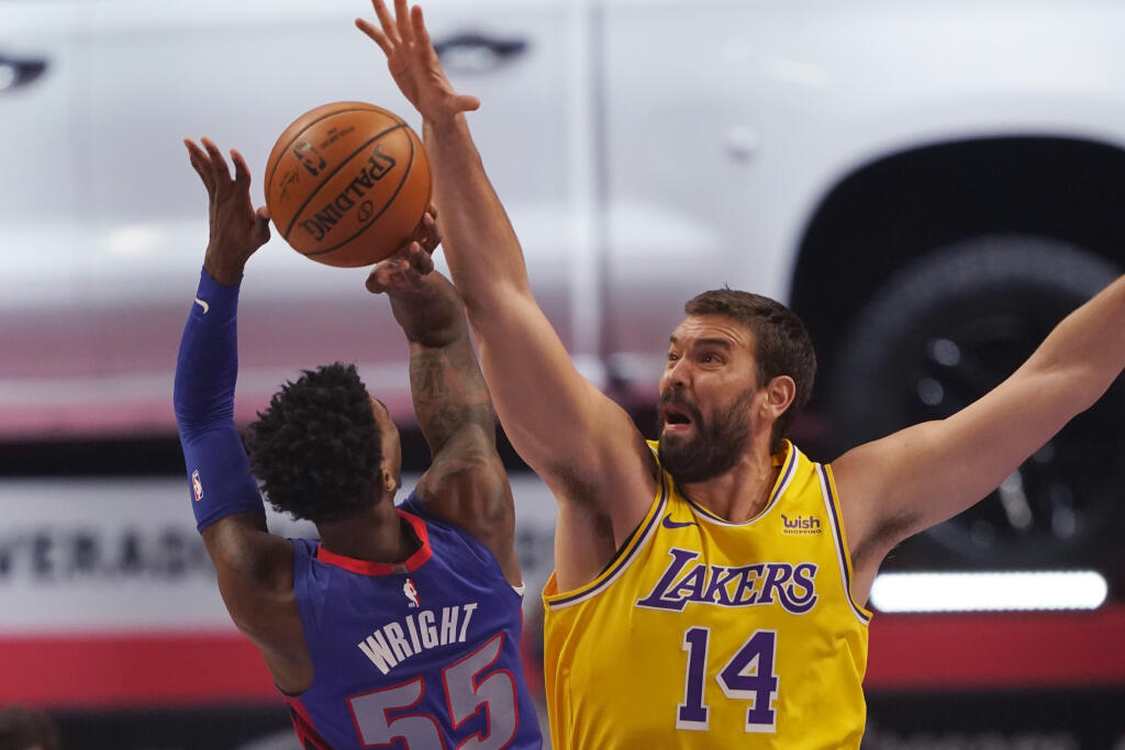 Hráč Detroitu Pistons Delon Wright (vľavo) strieľa na kôš cez Marca Gasola z Los Angeles Lakers v basketbalovom zápase zámorskej NBA proti Los Angeles Lakers v Detroite 28. januára 2021.