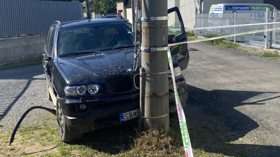 Opitý vodič z miesta ušiel. Ihneď sa za ním vybrali chlapi na štvorkolkách. Policajti ho chytili v Sabinove, vzdialenom od miesta činu 5 kilometrov, v bočnej uličke iba pár metrov od miesta jeho trvalého bydliska. Vpálil do elektrického stĺpa.