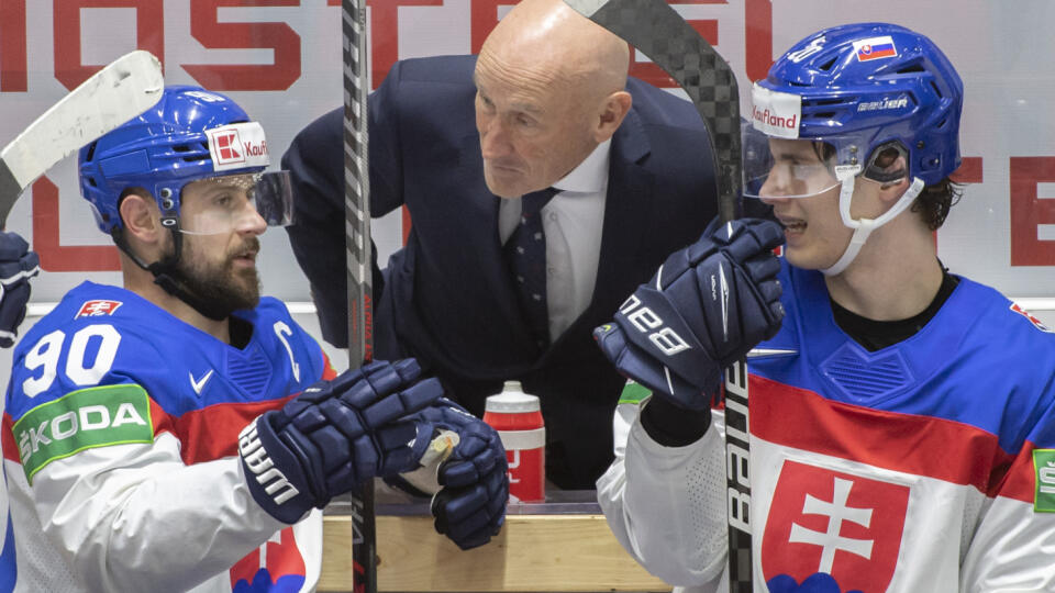 Na snímke uprostred tréner slovenských hokejistov Craig Ramsay, vľavo kapitán Tomáš Tatar a vpravo Juraj Slafkovský v zápase A-skupiny Slovensko - Dánsko na 85. majstrovstvách sveta v ľadovom hokeji 24. mája 2022 v Helsinkách. FOTO TASR - Martin Baumann