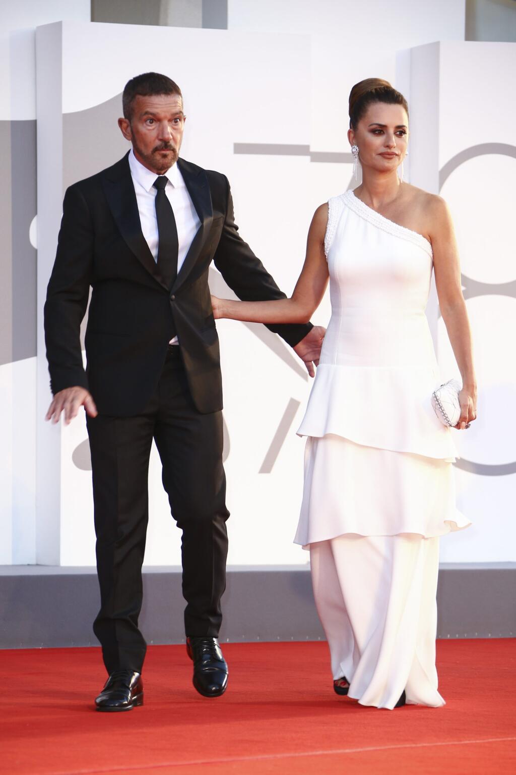 JB 88 Benátky - Herci Antonio Banderas (vľavo) a Penelope Cruz pózujú fotografom na červenom koberci počas ich príchodu na premiéru filmu 'Official Competition' na 78. ročníku medzinárodného filmového festivalu v Benátkach 4. septembra 2021. FOTO TASR/AP
Antonio Banderas, left, and Penelope Cruz pose for photographers upon arrival at the premiere of the film 'Official Competition' during the 78th edition of the Venice Film Festival in Venice, Italy, Saturday, Sep, 4, 2021. (Photo by Joel C Ryan