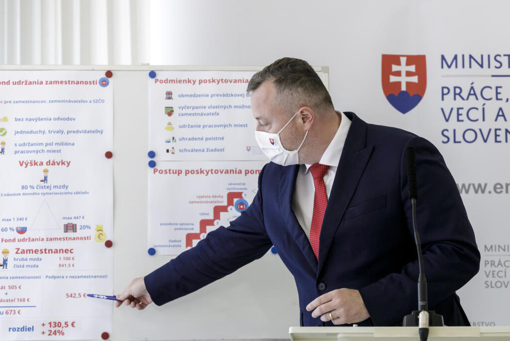 Na snímke minister práce, sociálnych vecí a rodiny (MPSVR) SR Milan Krajniak (Sme rodina). FOTO TASR - Dano Veselský