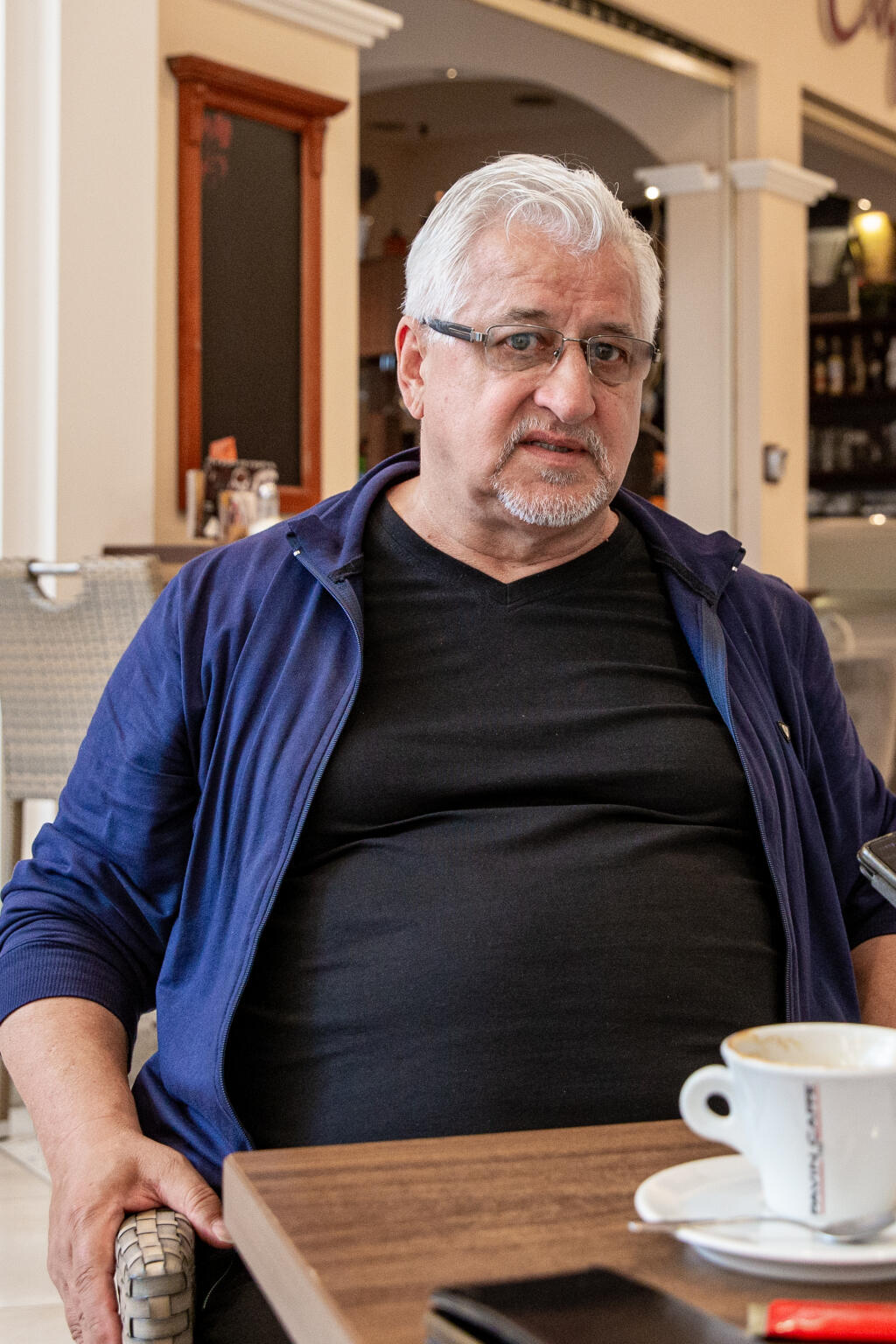 Na snímke je Vincent Lukáč slovenská hokejová legenda počas rozhovoru v Bratislave.