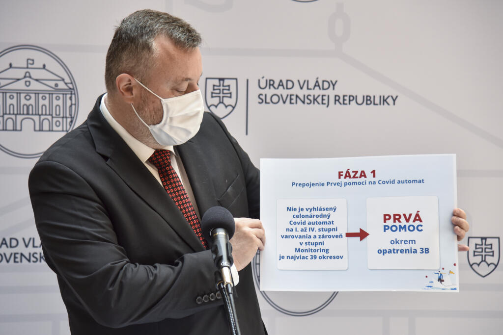 Na snímke minister práce, sociálnych vecí a rodiny (MPSVR) SR Milan Krajniak (Sme rodina) počas tlačovej konferencie v rámci 15. rokovania vlády SR 9. júna 2021 v Bratislave. FOTO TASR - Pavol Zachar