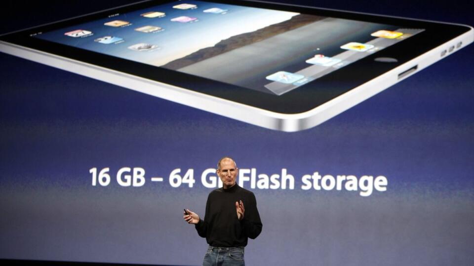 Steve Jobs pri predstavení prvého iPadu