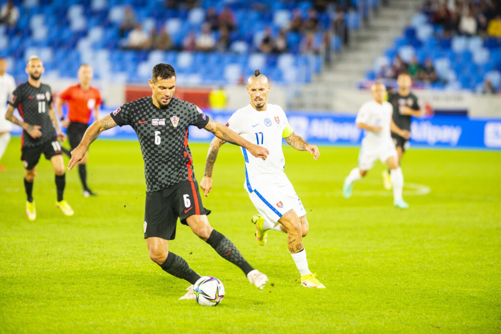 Na snímke zľava Dejan Lovren (Chorvátsko) a Marek Hamšík (Slovensko) počas zápasu H-skupiny kvalifikácie Majstrovstiev sveta 2022 Slovensko - Chorvátsko 4. septembra 2021 v Bratislave. FOTO TASR – Jakub Kotian