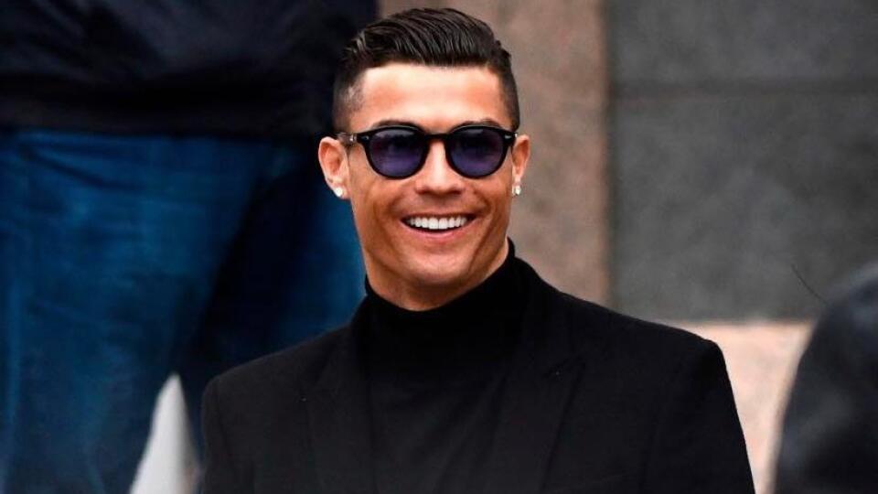 Ukrajinský podnikateľ Peter Listerman povedal, že Cristiano Ronaldo je homosexuál a ženy používa len ako zástierku.