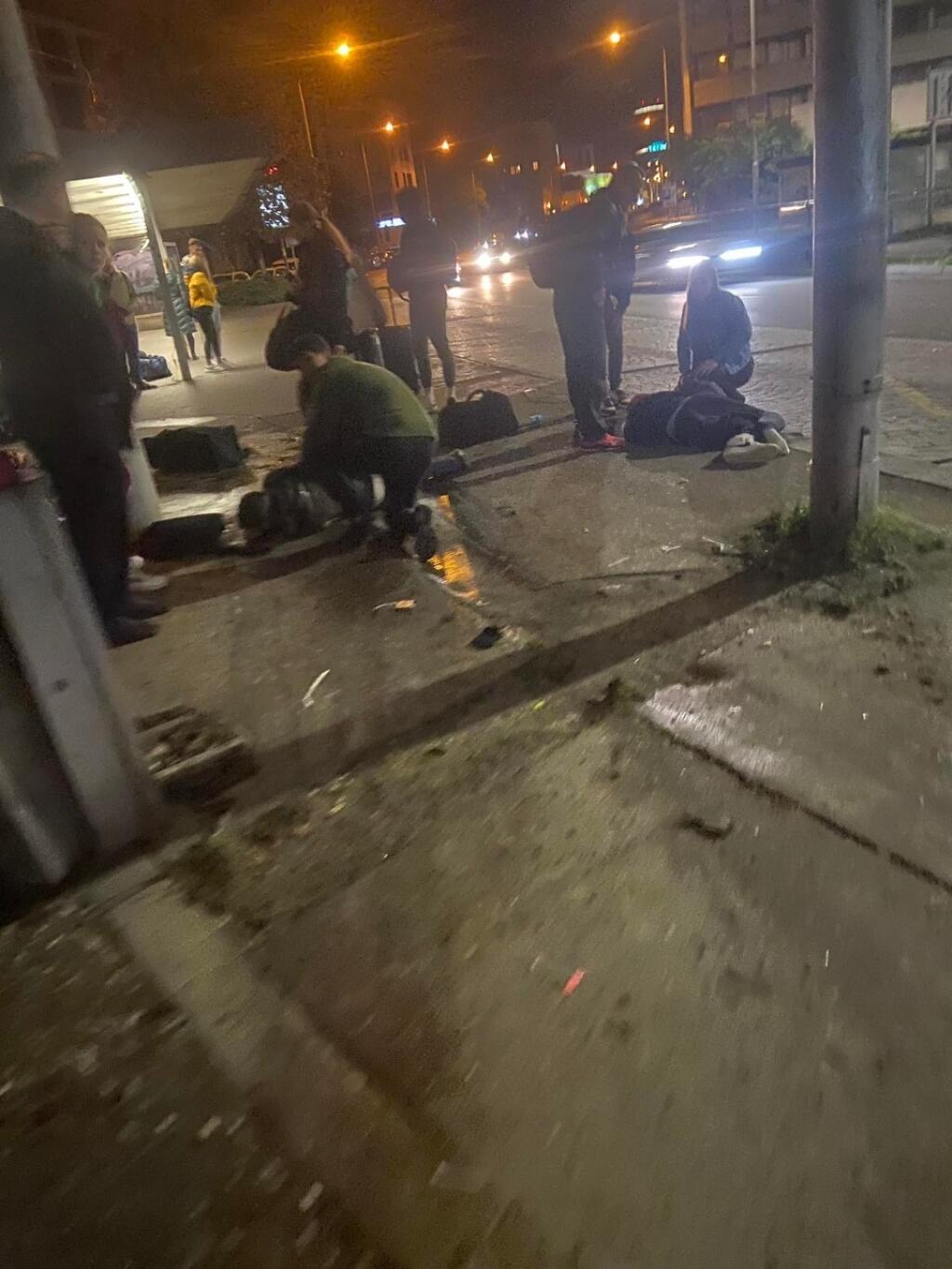 Okamihy tesne po nehode. šokovaní ľudia poskytovali pomoc zraneným.