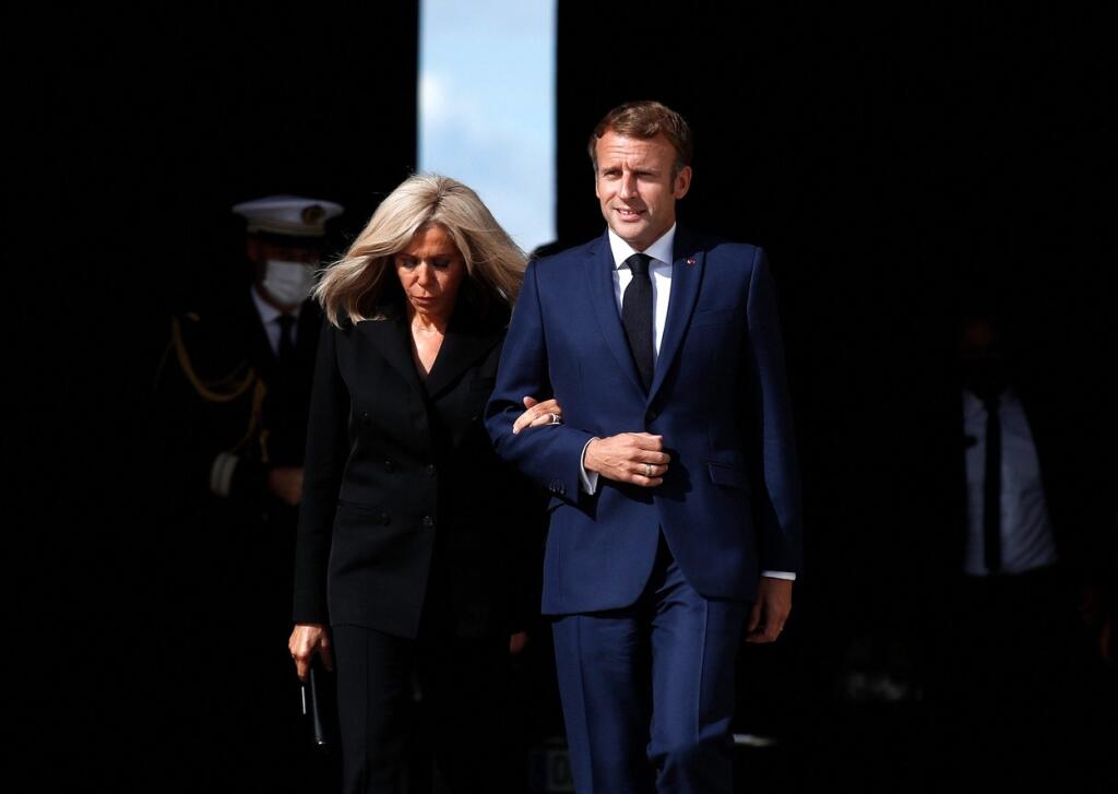 Prezident Macron dorazil na obrad s manželkou.